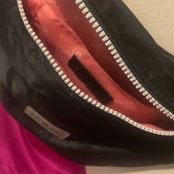 Kylie and Kendall black Crossbody or waist pack pink inside adjustable strap - Picture 3 of 6